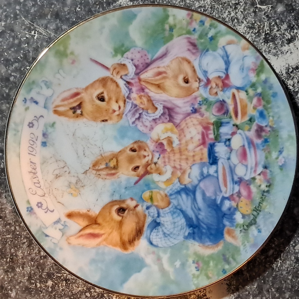 Avon 1992 Easter Plate with Gold Trim 22k